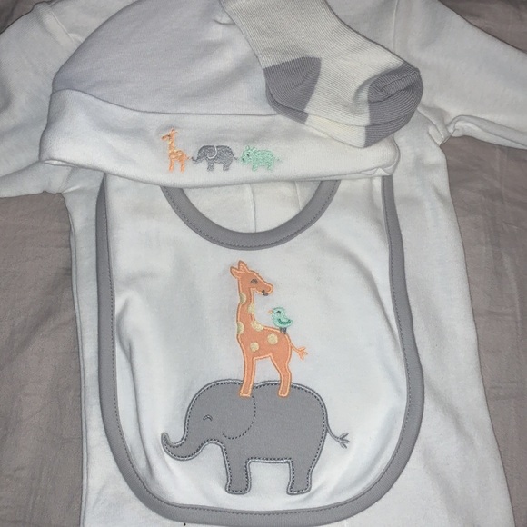 Carters little layette set - Picture 2 of 3